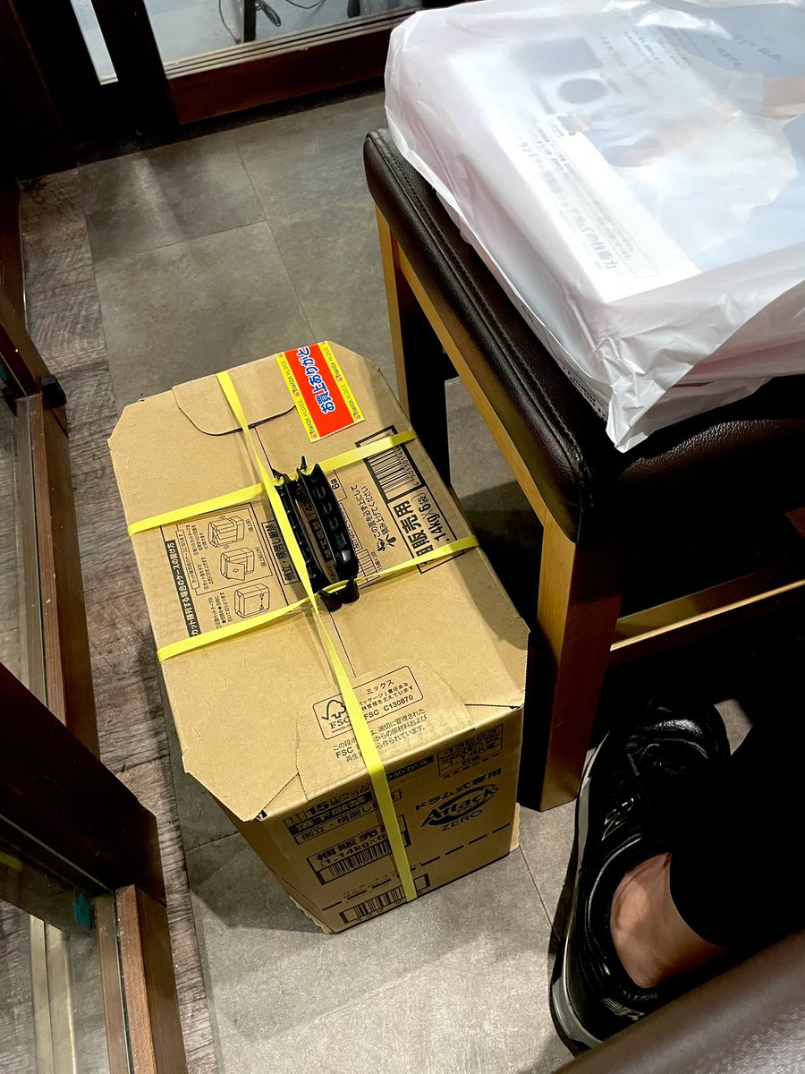 che230's tweet image. 洗濯機を買った。
洗剤1年分が付いてきた。
ただし
洗濯機と同時配送は不可ということで
ボクは自力で洗剤1年分を運ぶ羽目となった。
そしてそのままビールを飲みに。
今日の飲み友は
洗剤1年分😭

泡はたつけど酔えやしない……。