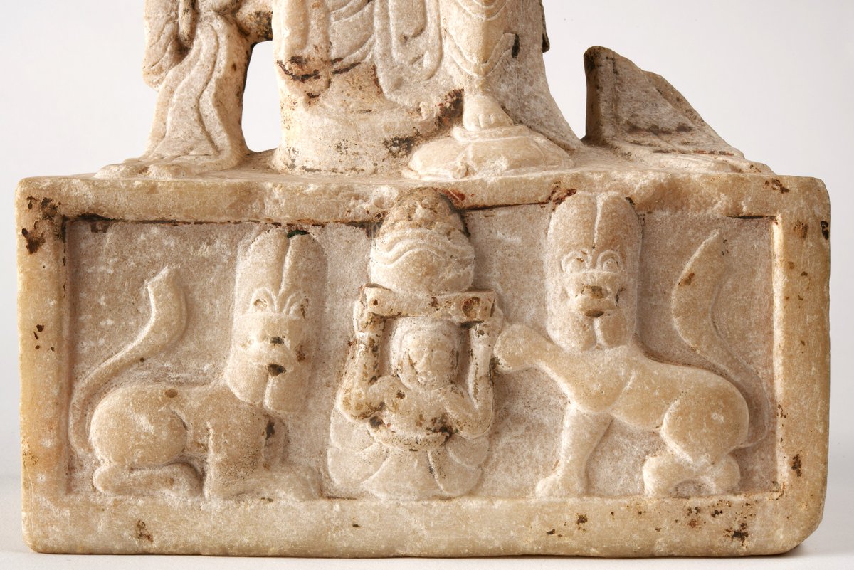 アジアの彫刻」で展示中の中国彫刻のうち、台座に犬らしき動物が2匹