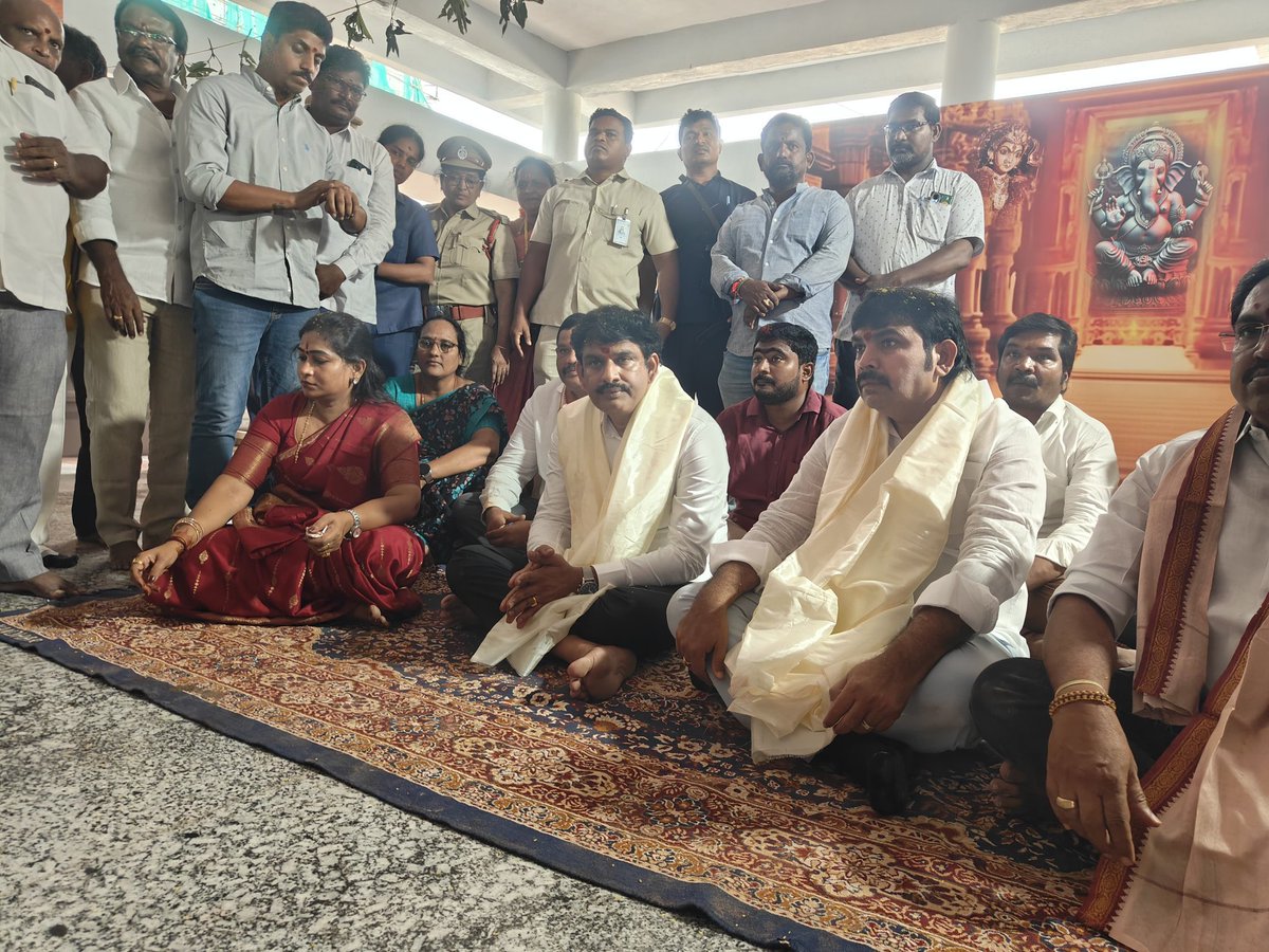 Yeluri SambasivaRao (@sambayeluri) on Twitter photo అనకాపల్లి జిల్లా గవరపాలెం గ్రామంలో వెలసిన శ్రీ నూకాంబిక అమ్మవారిని దర్శించుకుని ప్రత్యేక పూజలు నిర్వహించారు పర్చూరు ఎమ్మెల్యే శ్రీ ఏలూరి సాంబశివరావు గారు. ఈ ప్రత్యేక పూజల్లో రాష్ట్ర హోంమంత్రి వంగలపూడి అనిత గారు , ఏపీ స్టేట్ మినిమమ్ వేజెస్ అడ్వైజరీ బోర్డు ఛైర్మన్ శ్రీ శ్రీనివాసులు అనకాపల్లి జిల్లా గవరపాలెం గ్రామంలో వెలసిన శ్రీ నూకాంబిక అమ్మవారిని దర్శించుకుని ప్రత్యేక పూజలు నిర్వహించారు పర్చూరు ఎమ్మెల్యే శ్రీ ఏలూరి సాంబశివరావు గారు. ఈ ప్రత్యేక పూజల్లో రాష్ట్ర హోంమంత్రి వంగలపూడి అనిత గారు , ఏపీ స్టేట్ మినిమమ్ వేజెస్ అడ్వైజరీ బోర్డు ఛైర్మన్ శ్రీ శ్రీనివాసులు