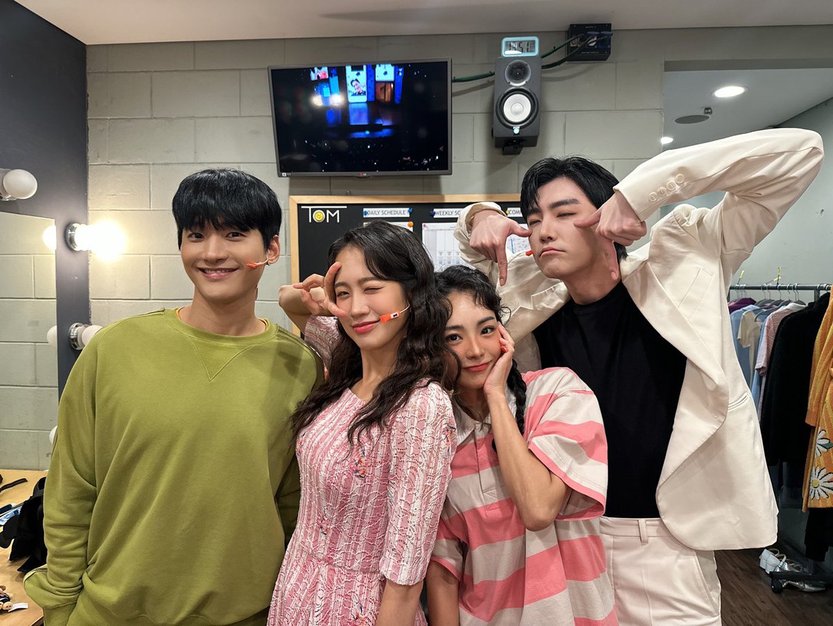 Musical_ChaMe's tweet image. [#뮤지컬 #차미]🧩

👋 GOOD BYE 차미👋 
예진미호&amp;amp;새힘차미&amp;amp;욱진고대&amp;amp;준영진혁
막공단체사진📸

"여기 있어줘 나의 마음 속에“🩷

차미호 #임예진
차미 #박새힘
김고대 #정욱진
오진혁 #김준영

-

𝐌𝐔𝐒𝐈𝐂𝐀𝐋 𝐂𝐇𝐀𝐌𝐄😍📱
𝟮𝟬𝟮𝟱.𝟱.𝟮𝟵 - 𝟴.𝟮𝟰
#TOM1관