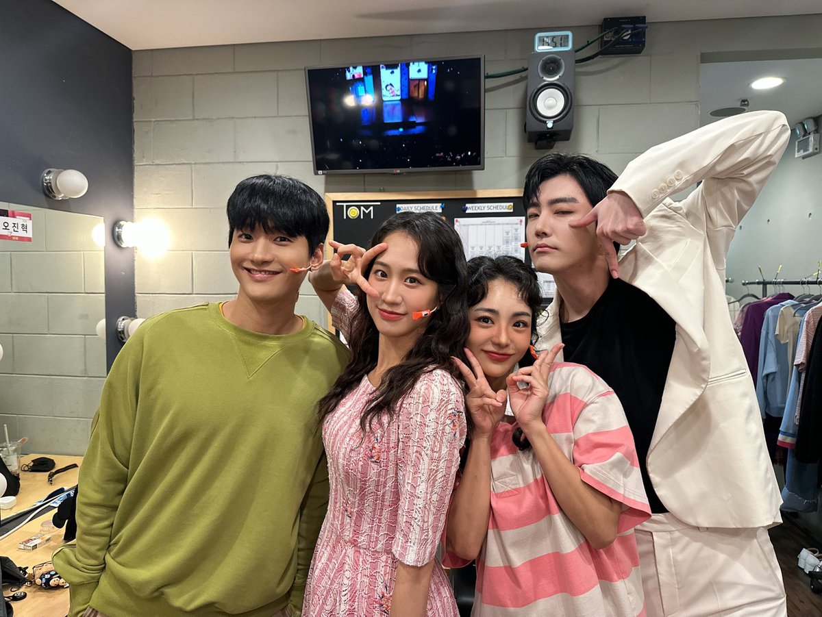 Musical_ChaMe's tweet image. [#뮤지컬 #차미]🧩

👋 GOOD BYE 차미👋 
예진미호&amp;amp;새힘차미&amp;amp;욱진고대&amp;amp;준영진혁
막공단체사진📸

"여기 있어줘 나의 마음 속에“🩷

차미호 #임예진
차미 #박새힘
김고대 #정욱진
오진혁 #김준영

-

𝐌𝐔𝐒𝐈𝐂𝐀𝐋 𝐂𝐇𝐀𝐌𝐄😍📱
𝟮𝟬𝟮𝟱.𝟱.𝟮𝟵 - 𝟴.𝟮𝟰
#TOM1관