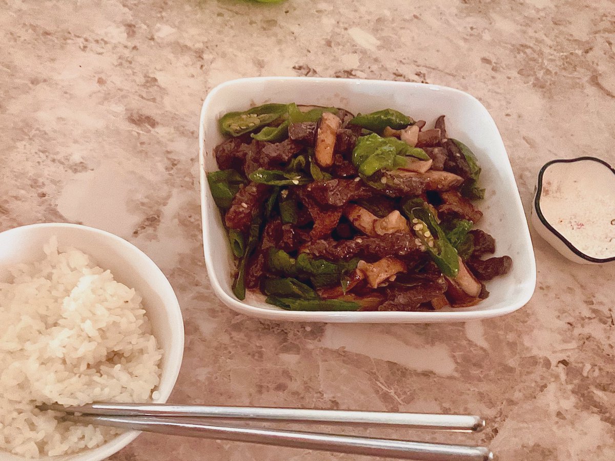 誰かの飯を任されたから料理したの(米はママが)
牛肉🥩＋きのこ🍄‍🟫＋にんにく🧄＋唐辛子🌶️＋油 などなど
何か写真下手けど;;見えることよりはおいしいよ
