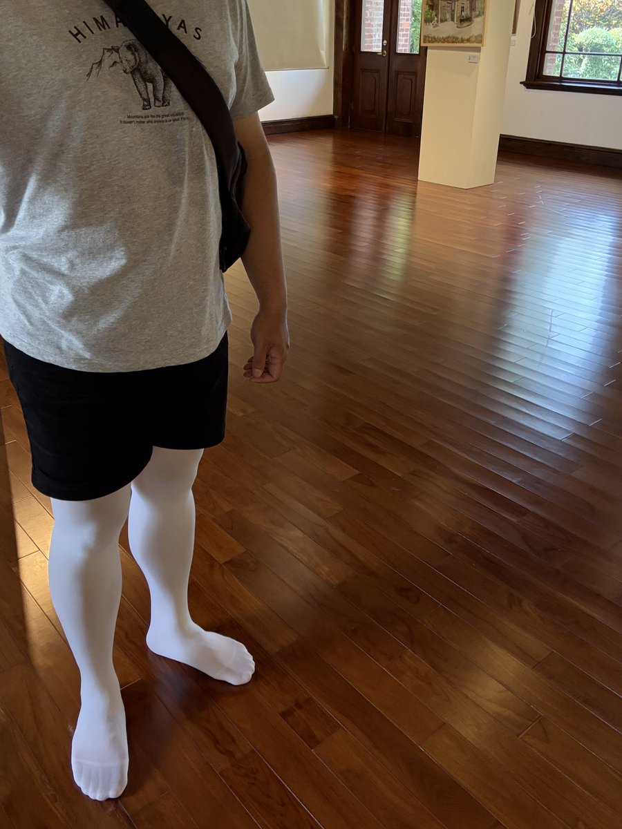 同一個藝文中心裡面的展覽館，有兩個展廳都要脫鞋進入參觀，不得不說地板打掃得非常乾淨，在裡面走動襪底都沒髒，讚啦。