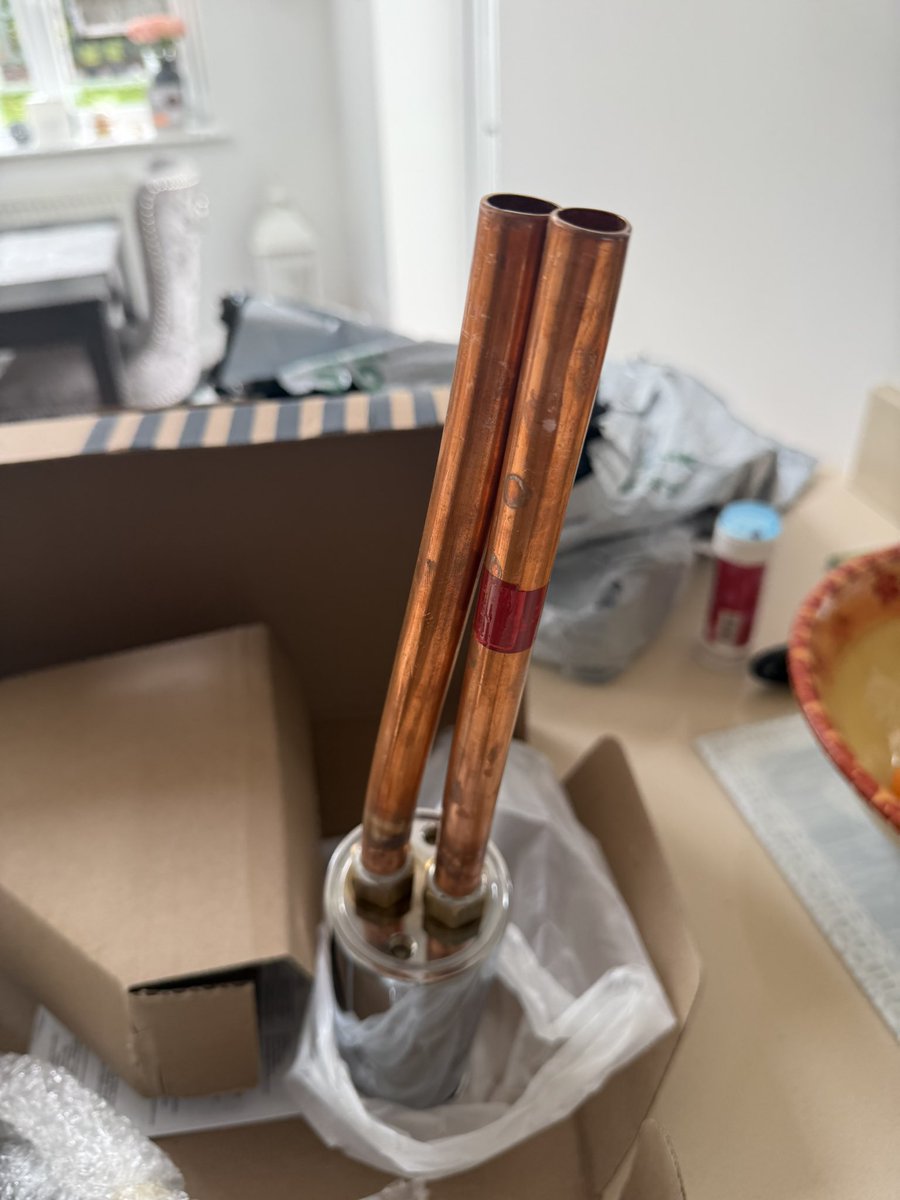 007chappers's tweet photo. Great work DPD, first you deliver it to some random person, then you leave it in my doorstep without ringing the doorbell (captured on CCTV) then I open it and guess what it’s damaged !!!!! https://t.co/3WsCZq9Chx