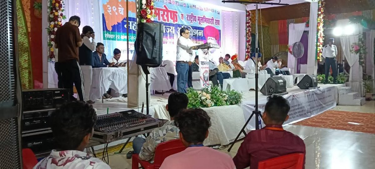 Vthkuriya123's tweet photo. साथियों बामसेफ एवं राष्ट्रीय मूल निवासी संघ का महाराष्ट्र राज्य अधिवेशन भुसावल में बहुत ही जोरदार हो रहा है हजारों के सख्या में लोग पहुंच रहे हैं 1 हाल भर चुका है दूसरा हाल भी भरने वाला है 
#कांग्रेस_ही_RSS_की_माँ_है #Join_BAMCEF #WamanMeshram #वामन_मेश्राम https://t.co/k5PwimuiIV
