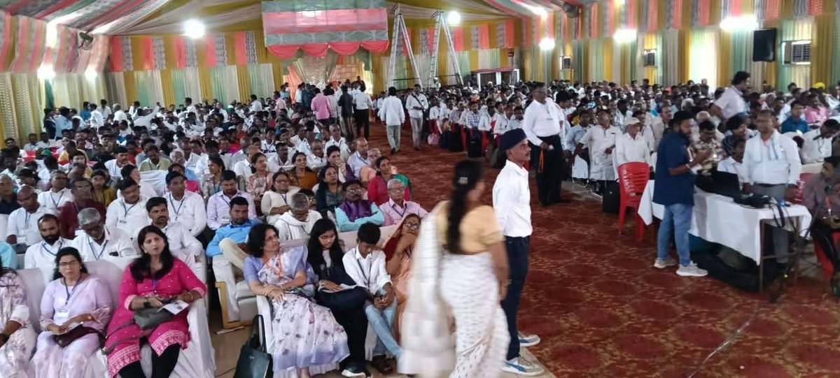Vthkuriya123's tweet photo. साथियों बामसेफ एवं राष्ट्रीय मूल निवासी संघ का महाराष्ट्र राज्य अधिवेशन भुसावल में बहुत ही जोरदार हो रहा है हजारों के सख्या में लोग पहुंच रहे हैं 1 हाल भर चुका है दूसरा हाल भी भरने वाला है 
#कांग्रेस_ही_RSS_की_माँ_है #Join_BAMCEF #WamanMeshram #वामन_मेश्राम https://t.co/k5PwimuiIV