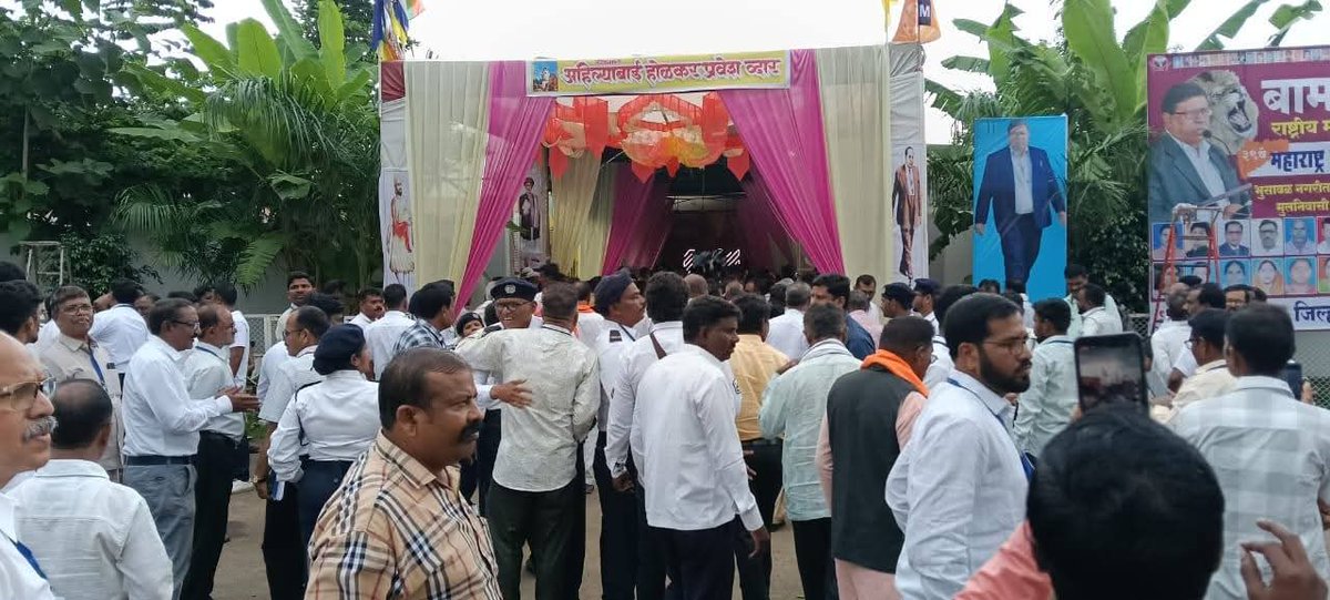 Vthkuriya123's tweet photo. साथियों बामसेफ एवं राष्ट्रीय मूल निवासी संघ का महाराष्ट्र राज्य अधिवेशन भुसावल में बहुत ही जोरदार हो रहा है हजारों के सख्या में लोग पहुंच रहे हैं 1 हाल भर चुका है दूसरा हाल भी भरने वाला है 
#कांग्रेस_ही_RSS_की_माँ_है #Join_BAMCEF #WamanMeshram #वामन_मेश्राम https://t.co/k5PwimuiIV