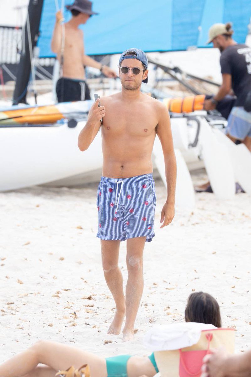 LBleuBlancRouge's tweet image. Ça se voit tellement que c’est une fausse paparazzade 😅😅😅