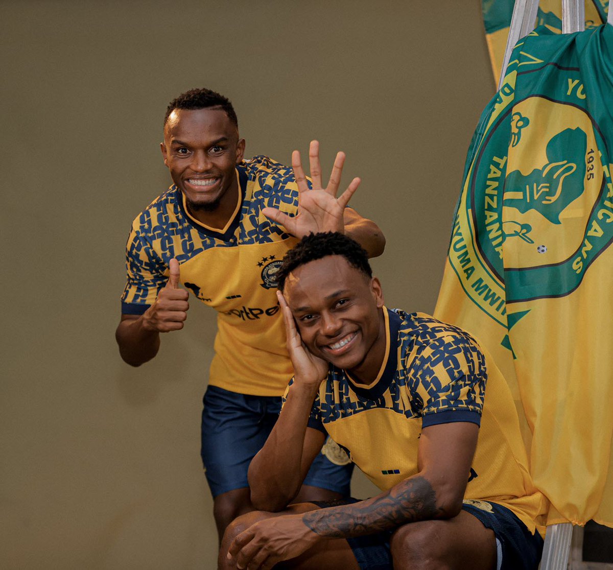 Iamfelixtz's tweet photo. Away Kits za Young Africans 🇹🇿 ndani ya misimu miwili mfululizo zinawahusu wapinzani wao Simba Sc

✅ 2024-25: Ilikuwa na namba 5️⃣ baada ya kuwafunga mabao 5️⃣

✅ 2025-26: Imeandikwa tar 8-3-2025 walisepa. https://t.co/XudPM7EWYq