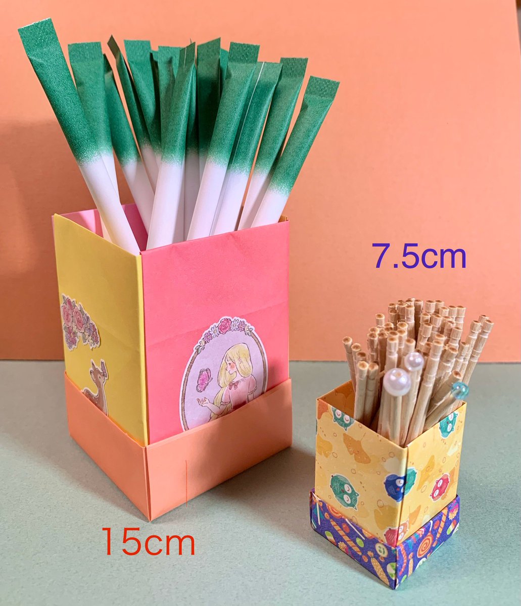 lXgixT71YhsnMv1's tweet image. ネギ入れ（スティックシュガー）と　爪楊枝入れ（これは、趣味に使う爪楊枝ね）
爪楊枝は7.5cm角で折りましたが、折りやすいし組みやすかったです。これも簡単な折り方だからですね。さすがカミキィさん　#カミキィ　#はこ　#origami #恒和プロダクト　@KowaStore