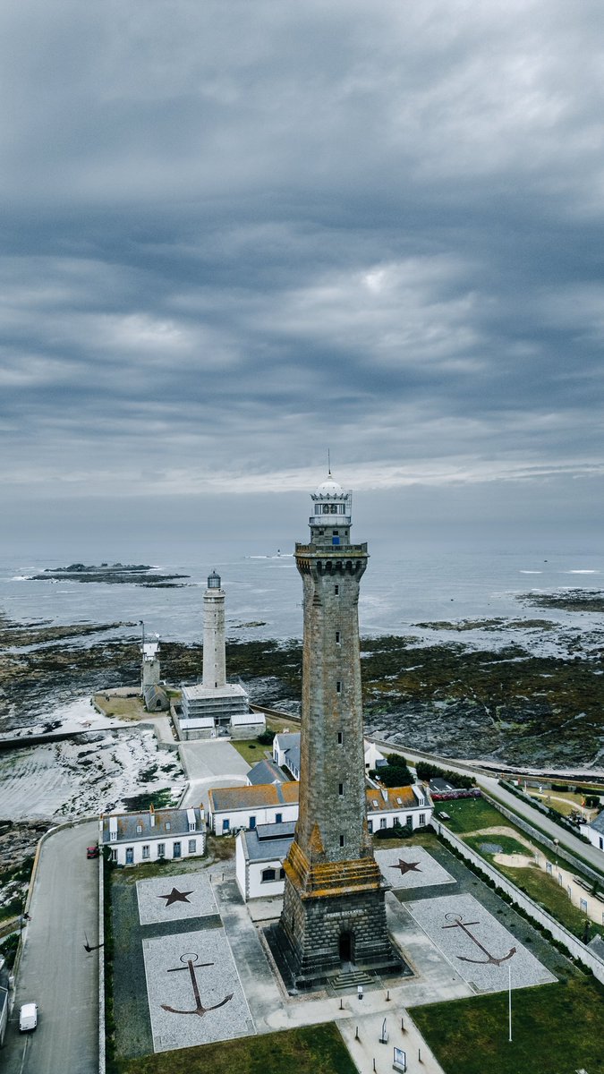 A chronological trio of lighthouses, from a medieval watchtower to 19th-century beacon to the towering granite sentinel of Eckmühl.

postcardsfromamancunian.blogspot.com/2025/08/nobody…

#travelblogger #travelphotography  #blogger #France #Brittany #Travel #blog #photography #Lighthouse