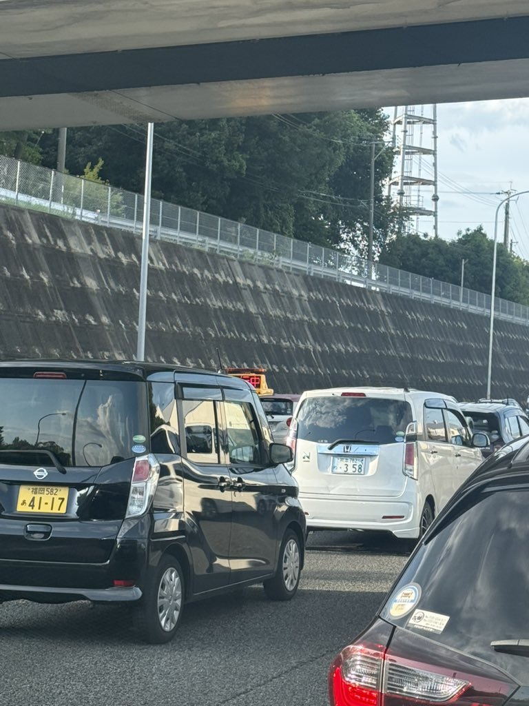 九州自動車道のぼり久留米インターで事故らしい。ひっくり返ってるんだとさ
大渋滞中30分以上経って
やっと黄色いピポピボが来た
広川にまだかかるな