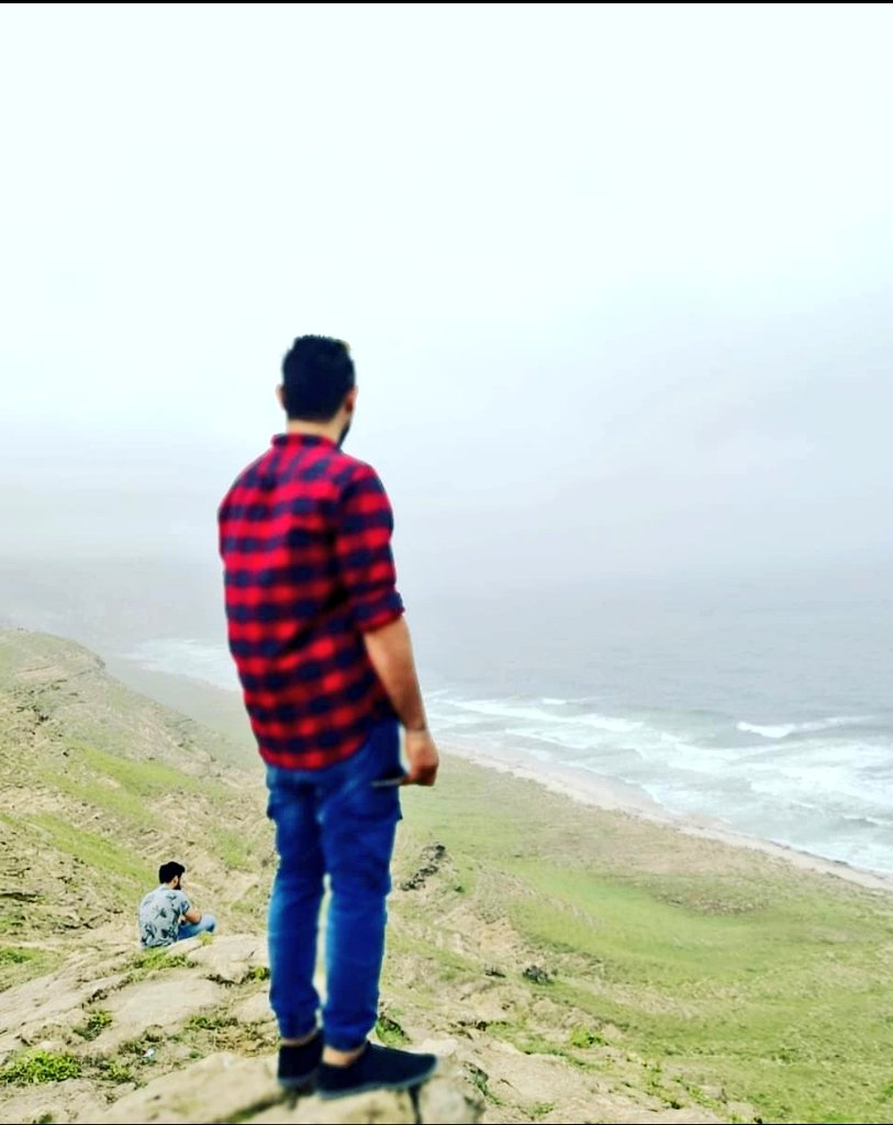 لا تلتفت
خلفك أشياء كثيرة سيئه
سيئه جدا قد توجعك..

إنك ان تسقط لن يرحمك احد.
وان تتعثر سيحاول الكثير اسقاطك.

كن شيئا في اي مكان
ولا تكن لا شي في كل مكان.

لا تلتفت 
الا اذا اردت الرجوع خلفهم
أو قررت ان تكون مثلهم!