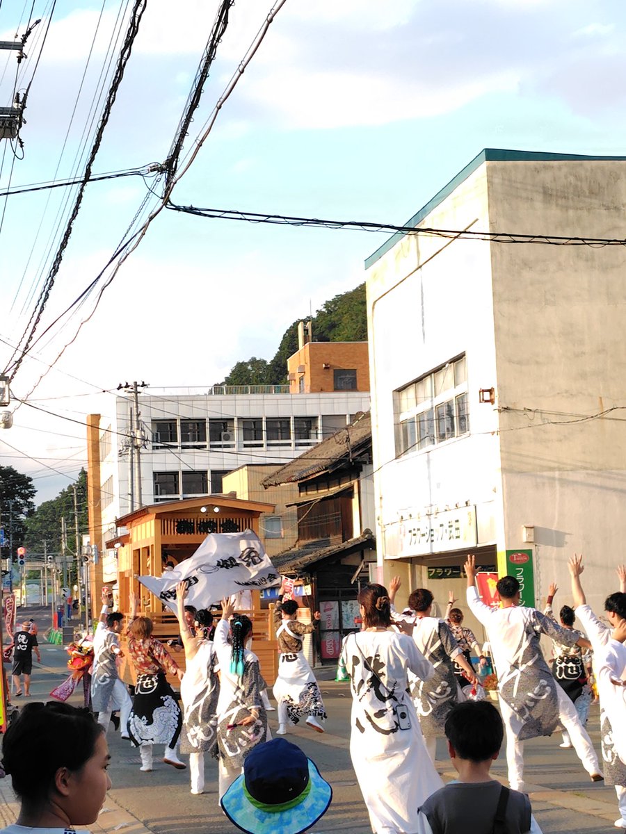 踊りがメインの祭りにきたの数十年振りかも✨✨
友達の勇姿を間近で撮ってたら、友達から不審者すぎるwwwってクレームが( ´Д｀)wwwwww