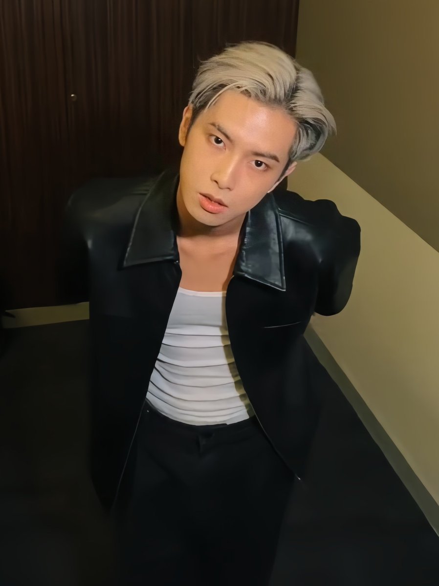 The eyes so cute 🥰.acckk mahihimatay ka nlng sa titig nya acckk 

#HORI7ON #호라이즌 
#HORI7ON_KYLER