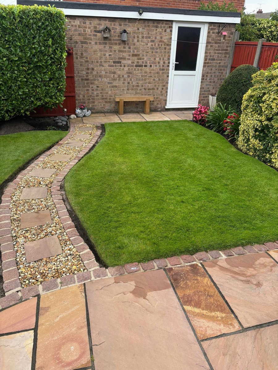 Despite the hot, dry weather, our customers are keeping their lawns green 🟢 

💧 Watering is 🔑 but if there’s a hosepipe ban, don’t worry! There are other ways to keep your grass healthy 🌱

👉 Learn more: bit.ly/healthy-lawn-t…

#LawnShowcaseSunday