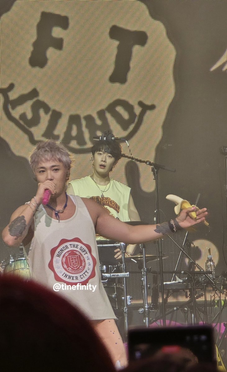 tinefinity's tweet photo. @skullhong 08.23l4.2025 #FTISLAND MAD HAPPY in Seoul 🤘 
Hongki with his banana 🍌

More photo/video updates here:
https://t.co/CuNm7RMXvz

#FTISLAND_LIVE_MAD_HAPPY #LEEHONGKI @skullhong https://t.co/hQBIkCZWdL