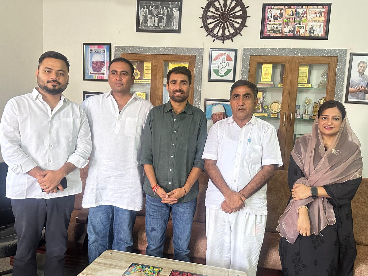 VINOD JAKHAR (@vinodjakharin) on Twitter photo बाड़मेर कांग्रेस पार्टी के कार्यकारी जिलाध्यक्ष श्री गफूर खान जी, श्रीमती शमा बानो जी, युवा नेता श्री आज़ाद सिंह जी एवं श्री विक्रम बुनकर जी से मुलाकात कर सार्थक राजनीतिक चर्चा हुई।
<a href="/AzadBarmer/">Azad Singh Rathore</a> <a href="/ShamaBanoINC/">Shama Bano</a> <a href="/VikramBunker555/">Vikram Bunkar</a> बाड़मेर कांग्रेस पार्टी के कार्यकारी जिलाध्यक्ष श्री गफूर खान जी, श्रीमती शमा बानो जी, युवा नेता श्री आज़ाद सिंह जी एवं श्री विक्रम बुनकर जी से मुलाकात कर सार्थक राजनीतिक चर्चा हुई।
<a href="/AzadBarmer/">Azad Singh Rathore</a> <a href="/ShamaBanoINC/">Shama Bano</a> <a href="/VikramBunker555/">Vikram Bunkar</a>