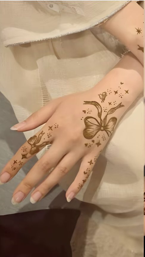 They call it henna, or harkouss… In North Africa, women wear it to feel even more beautiful. I did it to keep a unique memory of this country, and its fragrance is truly enchanting ✨🤍