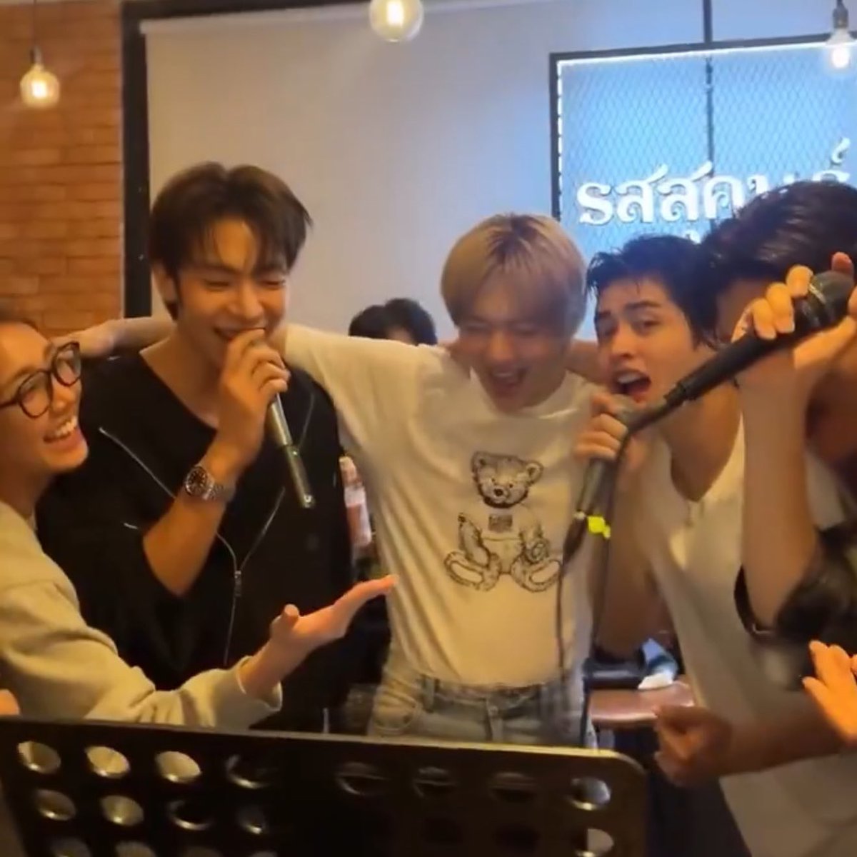 แก๊งนี้เค้าจะรู้ตัวมั้ยว่าโดนเนวเอาไปฝันว่าฉลามงับอะ5555555

TAT x CHAWARIN
#AmazingTHGrandSale25xNuNew