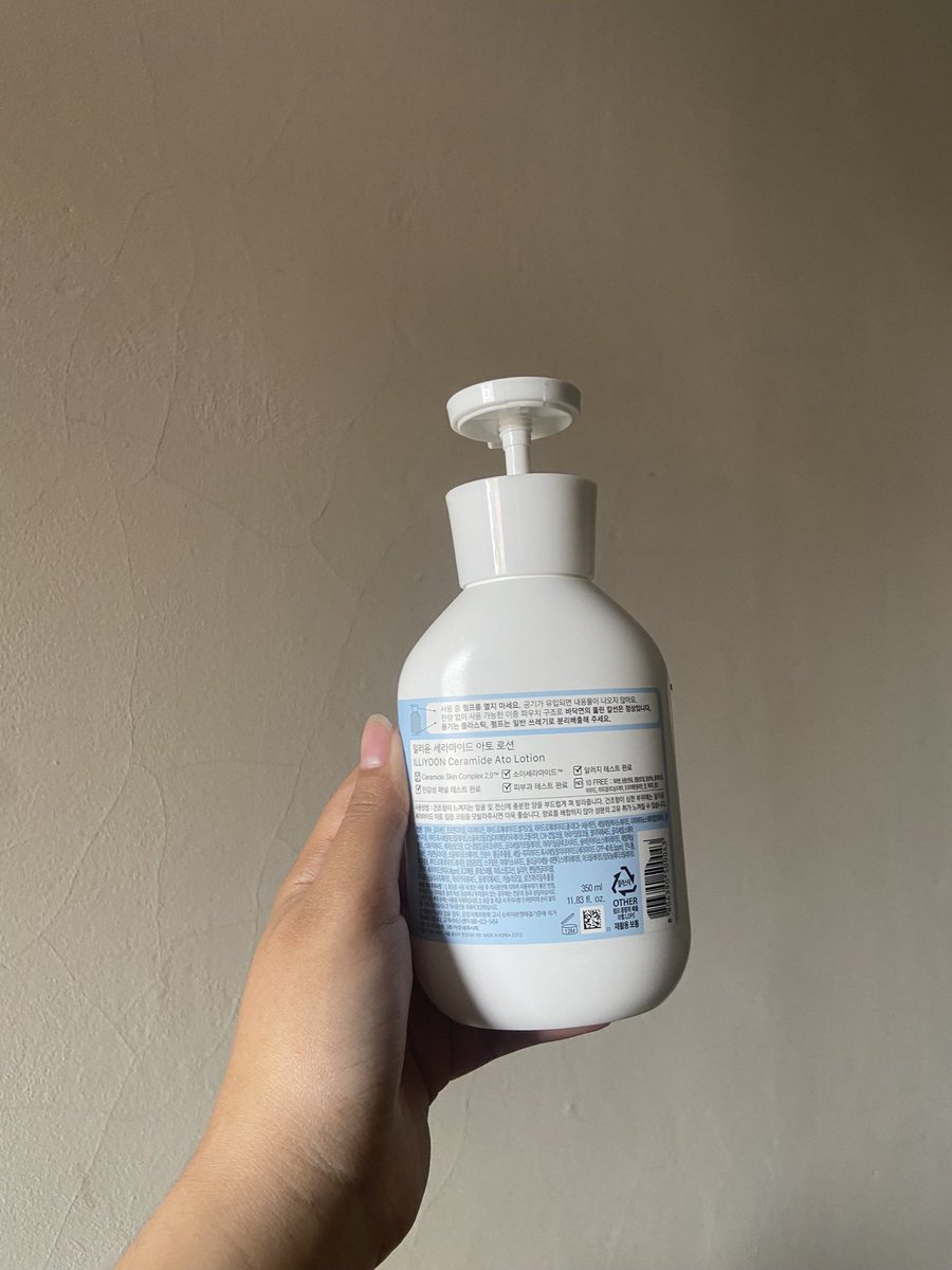 heart4star's tweet photo. wts ILLIYOON ceramide ato lotion 350ml face and body lotion, isi kurleb 92-95%

- price : 150k
- dikirim dari bekasi
- bisa oren 
- ga gimmick ini hydrating nya mantep bgt, normal to dry skin beneran hrs nyoba moisturizer gentong ini 😣🫶 https://t.co/sRimDurfwi