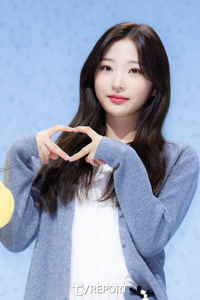 ️️ ️️

Elen tersenyum, menahan rasa haru yang hampir membuat matanya berkaca-kaca. Ia mengangkat tangan, membuat heart sign kecil, lalu melanjutkan.
️️ ️️
️️