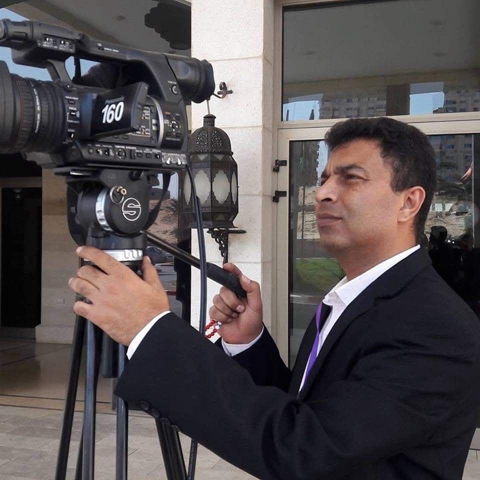 استشهد مصوّر تلفزيون فلسطين خالد المدهون برصاص قوات الاحتلال الإسرائيلي في منطقة زيكيم، شمال غرب مدينة غزة.
Palestine TV cameraman Khaled Al-Madhoun was killed by Israeli occupation forces’ gunfire in the Zikim area, northwest of Gaza City.
