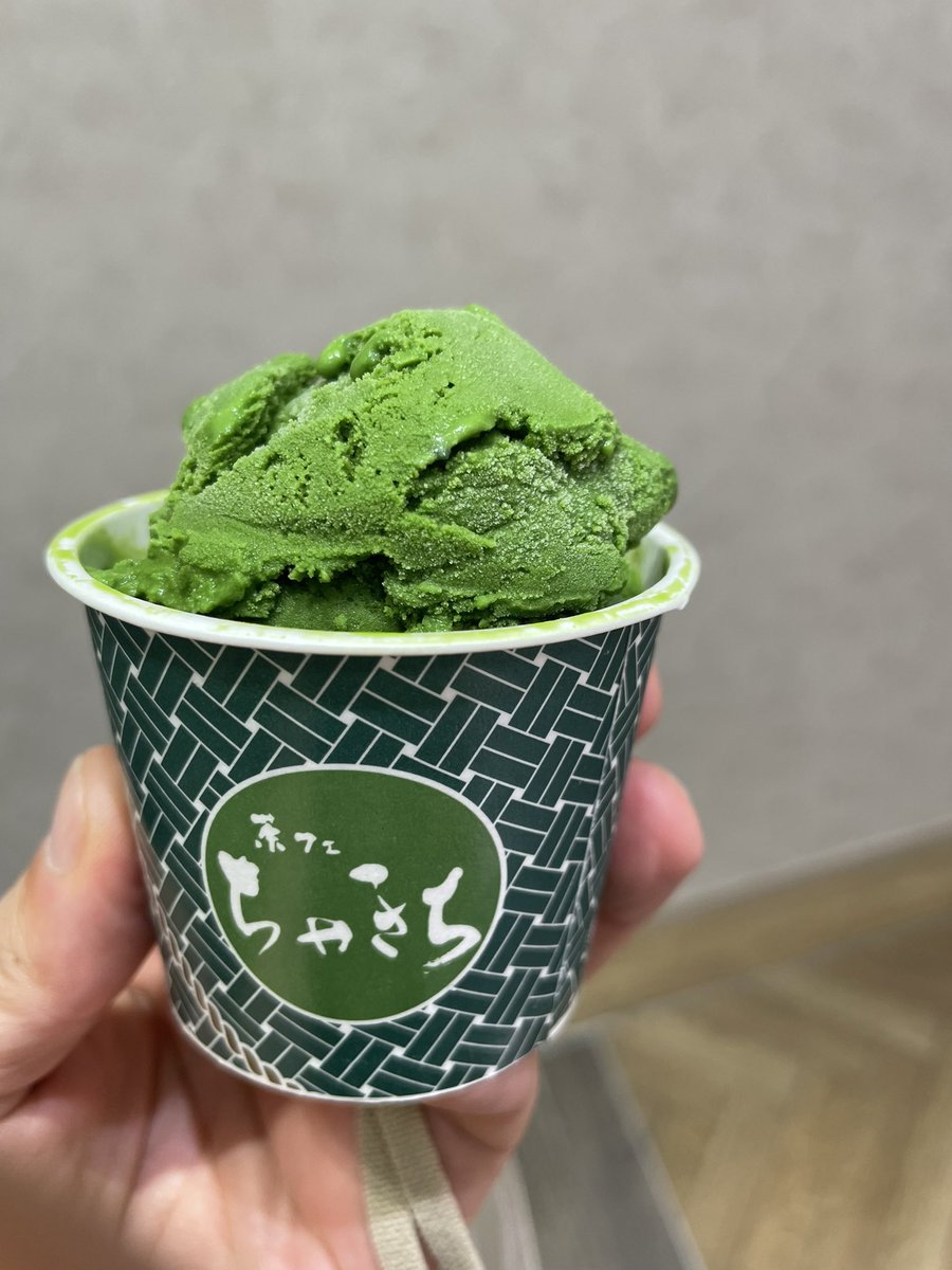 asobima_show's tweet photo. この前食べた抹茶アイス🍵
これだけみたらわかりづらいけど、めっちゃ抹茶濃い✨
もちろんおいしかったですよ！👍 https://t.co/Xg27uTGBcp