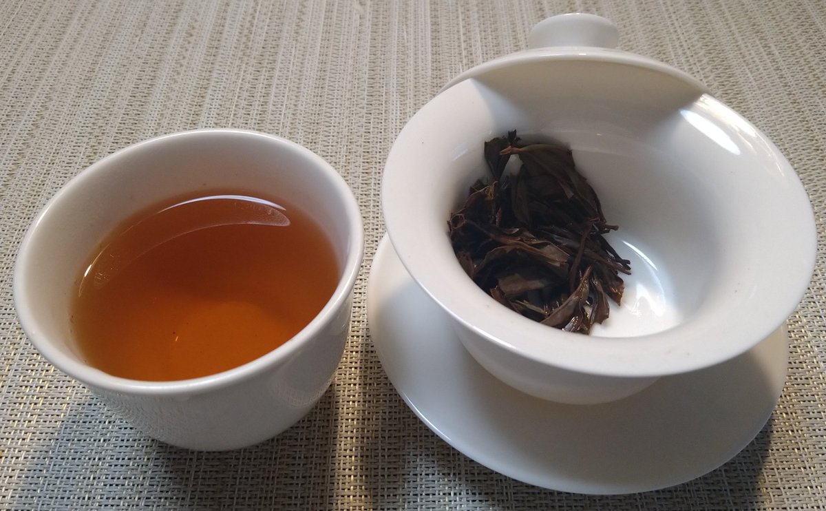 貴州省の紅茶、金牡丹紅茶早春摘み。
蓋碗だけど英国的3分抽出にて。レモンのような柑橘の香りがある。さわやかな花香