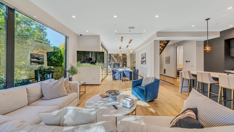 goshopstr's tweet photo. Luxurious 5Bedroom villa off Sunset Boulevard with modern elegance, spacious living, and the perfect base for your LA getaway.

Book Today: https://t.co/7pyINuPKT1 https://t.co/LU05RnxWIS