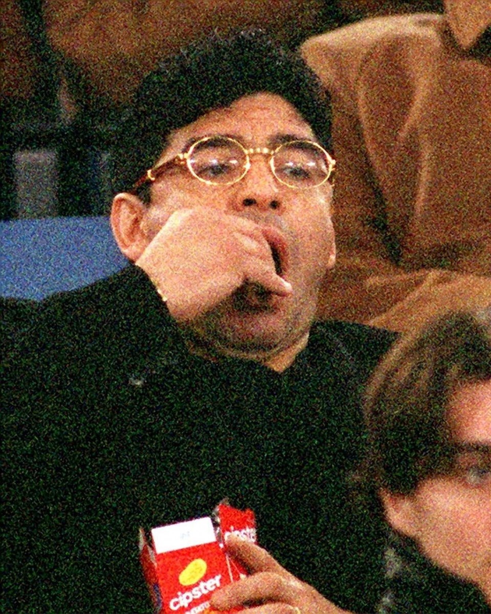 La pelota no se mancha (@diego10querido) on Twitter photo "Estoy aburrido, pero a veces me robo algunas galletitas" (2000, en la Clínica La Pradera, Cuba). "Estoy aburrido, pero a veces me robo algunas galletitas" (2000, en la Clínica La Pradera, Cuba).