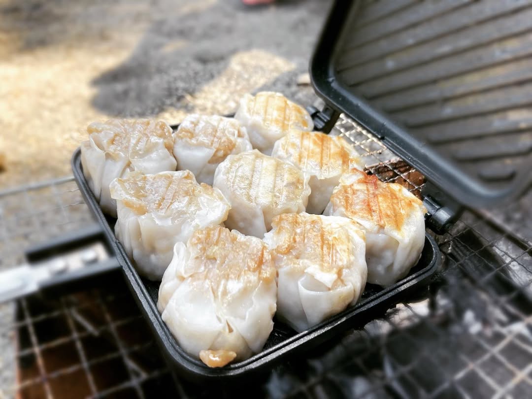 Yvreji8045's tweet image. 冷凍の焼売をホットサンドメーカーで挟んで焼いただけ！
超簡単だけどめっちゃ美味しい🤤