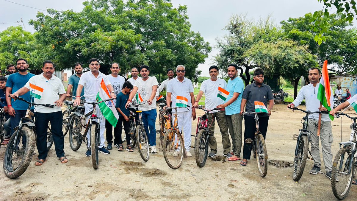 Raju Pahadiya (@rajusocialworks) on Twitter photo फिट इंडिया मिशन के अंतर्गत बड़लियास पुलिस द्वारा "संडे ऑन साइकिल" अभियान के दौरान थाना बड़लियास के द्वारा साइकिल रैली निकालकर स्वास्थ्य के प्रति जागरूक किया गया।
फिटनेस का डोज, आधा घंटा रोज|
#SundayOnCycle #FitIndia
#RajasthanPolice <a href="/Bhilwara_Police/">Bhilwara Police</a> फिट इंडिया मिशन के अंतर्गत बड़लियास पुलिस द्वारा "संडे ऑन साइकिल" अभियान के दौरान थाना बड़लियास के द्वारा साइकिल रैली निकालकर स्वास्थ्य के प्रति जागरूक किया गया।
फिटनेस का डोज, आधा घंटा रोज|
#SundayOnCycle #FitIndia
#RajasthanPolice <a href="/Bhilwara_Police/">Bhilwara Police</a>