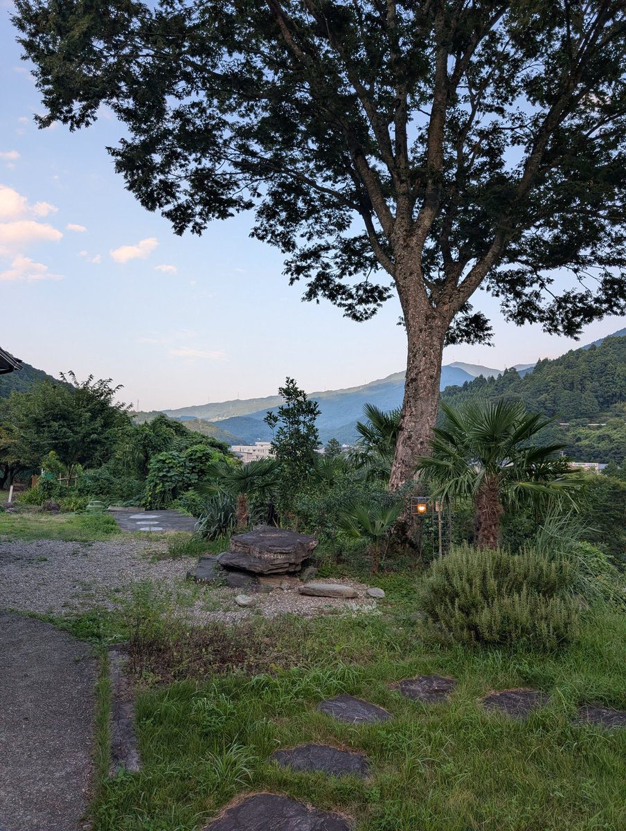 徳島県神山町のMeetupと反省会万博の両方に参加。

名古屋で飯屋に並んでる時に反省会万博にふと行きたくなって昼メシやめて電車に飛び乗ってみた。
ギリギリ間に合ってイベントの雰囲気だけ感じる。

TBBお洒落でカッコいいね。

#すだちMeetup
#反省会万博
