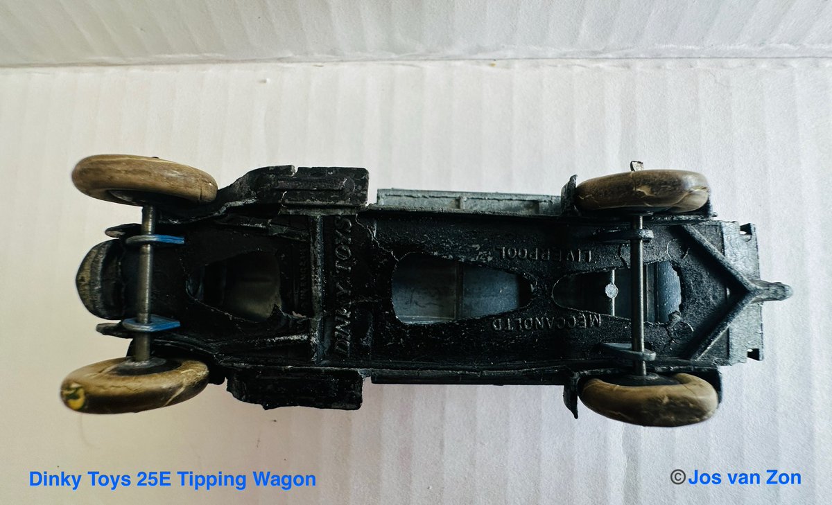 JosVanZon's tweet photo. I will post multiple pictures of my #DinkyToys collection every Sunday (starting December 1st 2024). These cars have been played with, so some are damaged.
Today this one from 1940 nr: 25E #TippingWagon #DinkyToy #DinkyEngland #Meccano #Liverpool #Collecting #ClassicCars 🛻🛻 https://t.co/JaOWLnHCwO