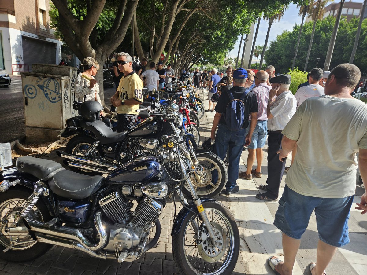 🏍  La exposición de motos antiguas y Ducatis, a todo gas ya en el obelisco de la Rambla frente al kiosko 18 de julio. #AlmeriaEnFeria #AlmeriaEsCultura <a href="/aytoalm/">Ayuntamiento de Almería</a> <a href="/WindCruz/">Diego Cruz</a>
