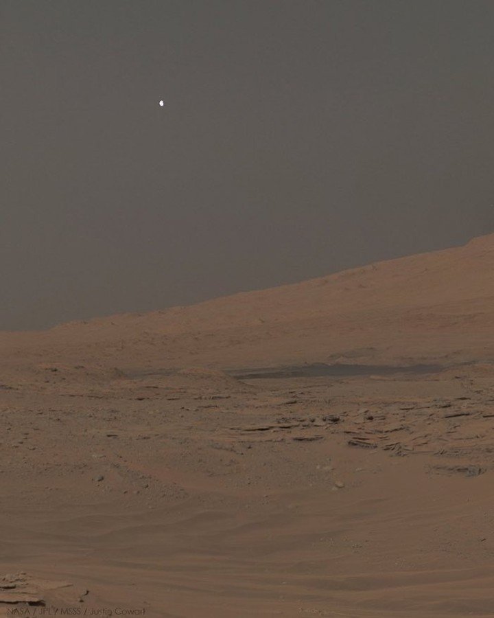 Questa foto è tremendamente bella.

Guardate qua.

Phobos, una delle due lune di Marte, appena sopra il Monte Sharp. 

Scattata dal rover Curiosity a SOL 613.

Un altro mondo, un'altra luna.