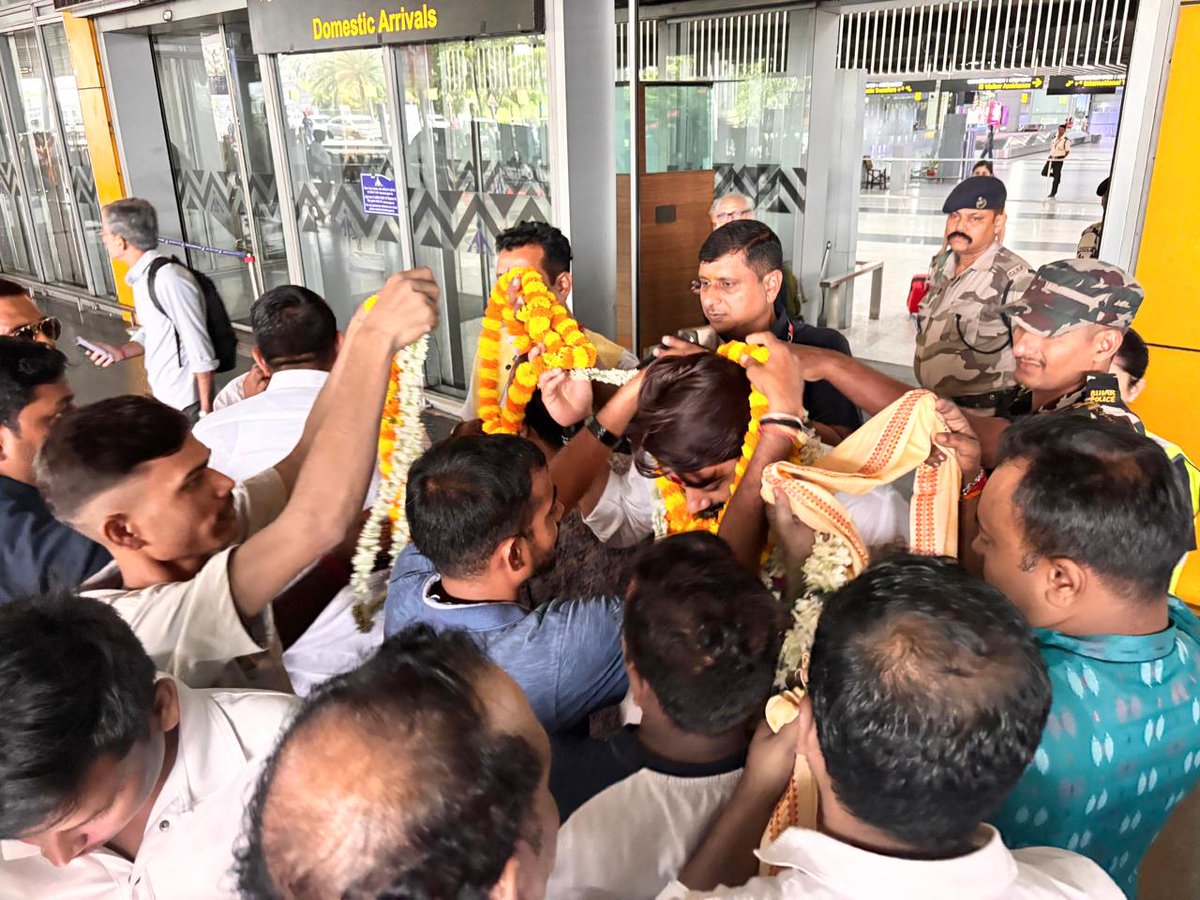 Rajesh VVerma (@rajeshverma_ljp) on Twitter photo आज पश्चिम बंगाल की राजधानी कोलकाता हवाई अड्डा पहुंचने पर कार्यकर्ताओं एवं समर्थकों द्वारा किए गए आत्मीय स्वागत के लिए मैं सभी का आभार प्रकट करता हूं।
<a href="/iChiragPaswan/">युवा बिहारी चिराग पासवान</a> || <a href="/LJP4India/">Lok Janshakti Party (Ramvilas)</a> आज पश्चिम बंगाल की राजधानी कोलकाता हवाई अड्डा पहुंचने पर कार्यकर्ताओं एवं समर्थकों द्वारा किए गए आत्मीय स्वागत के लिए मैं सभी का आभार प्रकट करता हूं।
<a href="/iChiragPaswan/">युवा बिहारी चिराग पासवान</a> || <a href="/LJP4India/">Lok Janshakti Party (Ramvilas)</a>