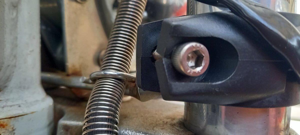 minawara296's tweet image. 本日のマグナ

YAMAHAのチェーンクリーナーと
ブラシでチェーンを磨き…

水で流して、どこの家庭にもある
エアガンで水気を飛ばし…

ダイソウの万能オイルを給油！

前ウィンカーの固定を強く閉めすぎていた様で、割れちゃってました
対策しないと…

#vtwin #MAGNA #Vツイン
#マグナ #ホンダ #HONDA