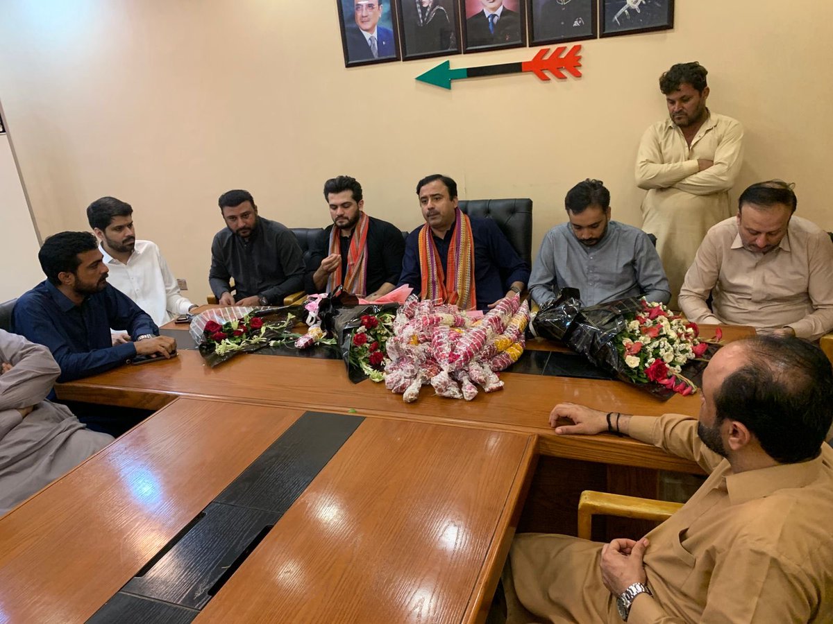 JavedNLaghari's tweet image. Khi. President PYO Sindh &amp;amp; newly appointed GS PPP SBA div Javed Nayab Laghari &amp;amp; Inf sec PYO Sindh newly appointed PPP div MPKS INf Sec @taimoormaheraly Met with Peoples Youth Karachi div officials at People’s Secretariat, got congratulated on being enter into PPP mother wing.