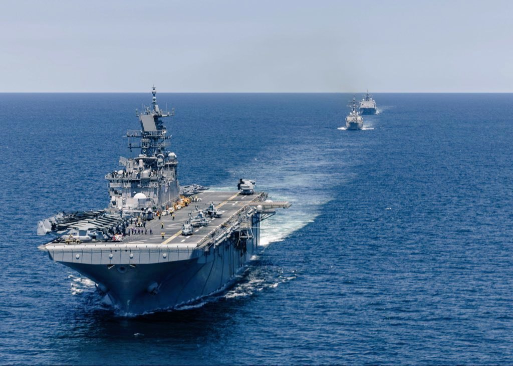 De allí que, a los 3 destructores, al submarino nuclear y a los aviones P 8 de vigilancia marítimo se le hayan sumado los buques USS San Antonio, USS Iwo Jima y USS Fort Lauderdale. Esta flota de desembarco anfibio transporta a bordo un contingente de 4.000 marines