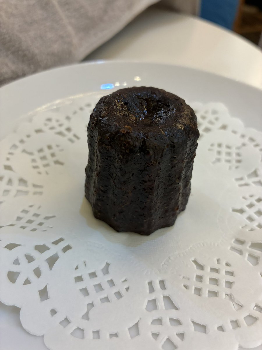 今月のことカフェ出店も無事終了！
リピーターの方、口コミで来てくださった方、今日も嬉しい1日になりました。
お越しくださり、ありがとうございました！

次回の出店は9/20（土）を予定しております。

写真は、ゆきねこやさんの味噌カヌレ😋
美味しそうに撮れなくて悲しい😢
とても美味しい🤤