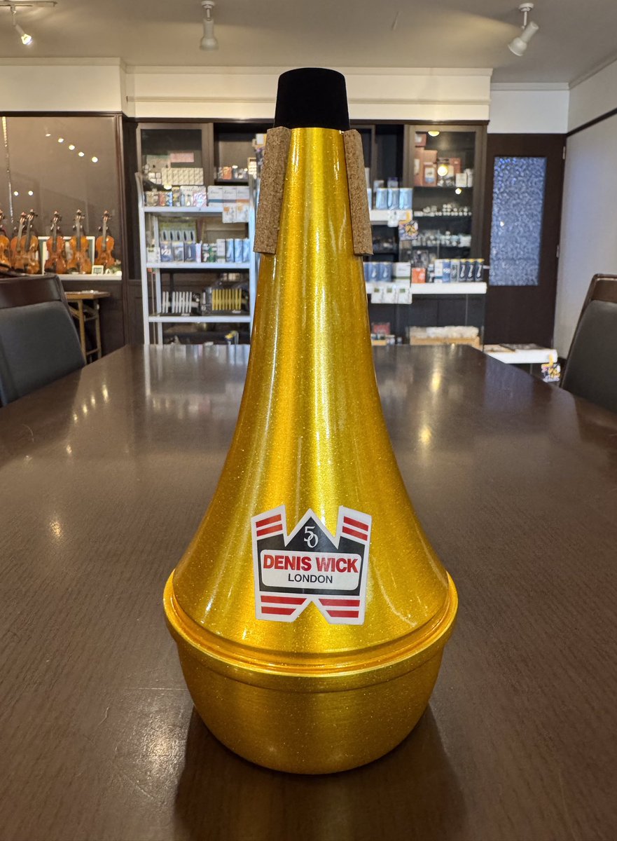 oono_gakki's tweet image. 🌟デニスウィック 50周年記念モデル🌟
今では入手困難なレアなトロンボーンミュート、実は当店に在庫あります！
限定感あふれる輝きと特別なサウンドを、ぜひ手にしてください🎶
（価格等は当店までお問い合わせ下さい）

#デニスウィック
#トロンボーン
#限定モデル
#オオノ楽器