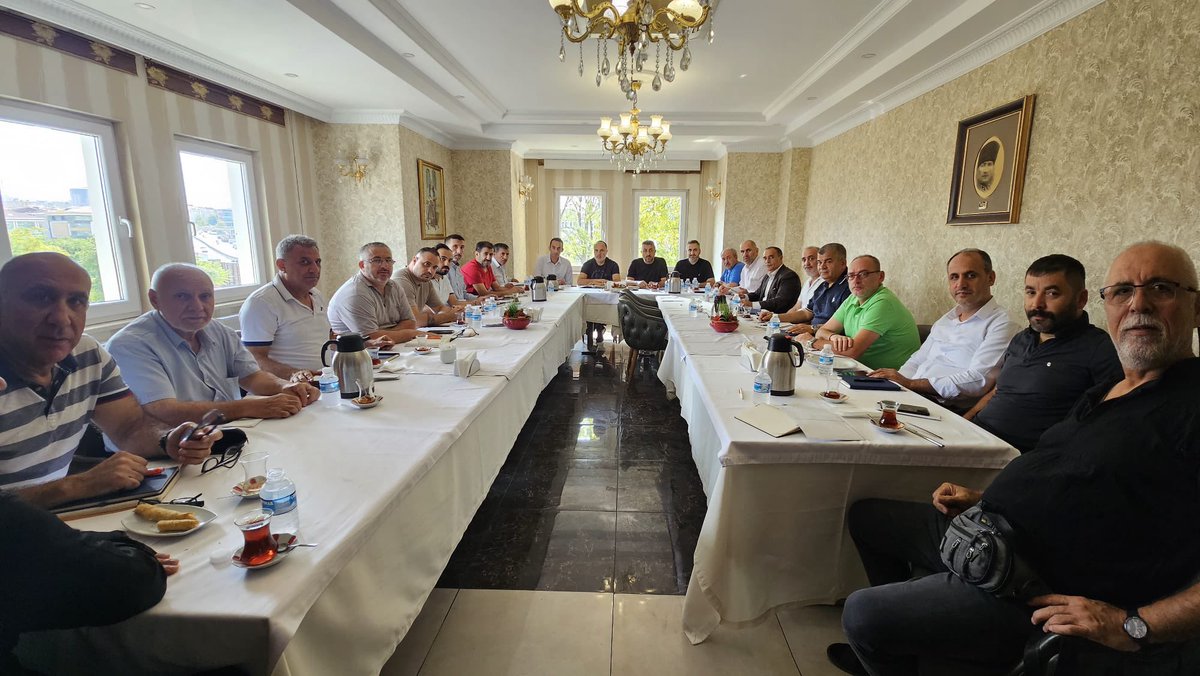 FatihAydemirGOP's tweet photo. 📌 Mahalle Başkanlarımızla istişare toplantımızı gerçekleştirdik.

Toplantımızda mahallelerimizde yürüttüğümüz çalışmaların yanı sıra, üye çalışmalarımızı da değerlendirdik. Teşkilatımızın gücü, her geçen gün artan üyelerimiz ve milletimizin bize olan güveniyle büyümeye devam ediyor.

#HerMahallesiyleGaziosmanpaşa