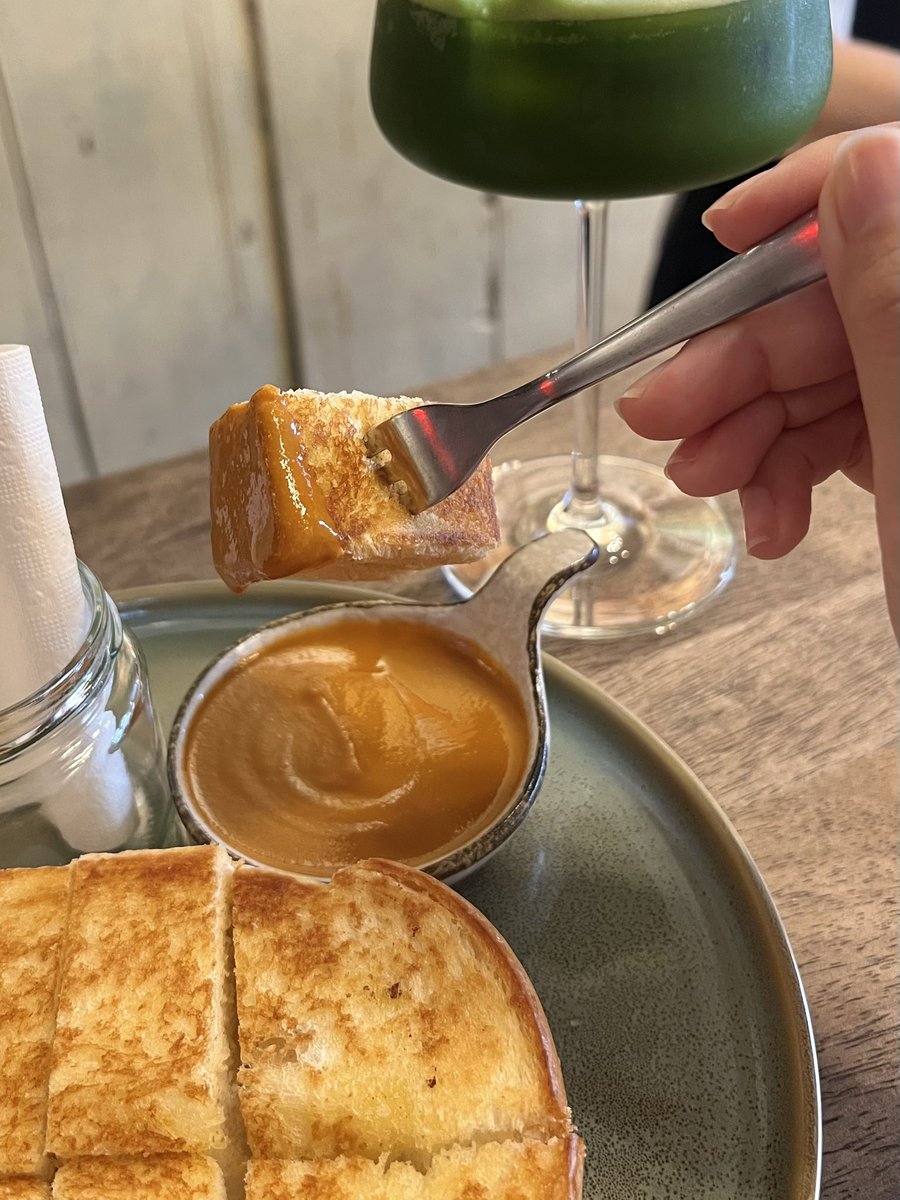 sip sip มัทฉะน้ำมะพร้าวในแก้วไวน์ ที่ 📍feng huang

🍵🥥