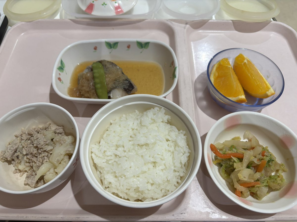 今日のディナー

オレンジ🍊
最高〜😃

他は
頑張って半分近くかなぁ〜😅

マジ食欲無い😅

＃ディナー
＃オレンジ