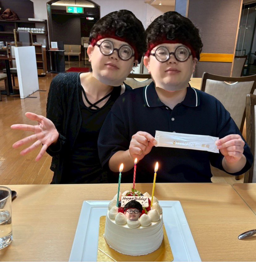誕生日祝ってもらいました‼️プールでたくさん泳いで、ホテルについてる温泉全部回ってとっても楽しかった‼️

ホールケーキの存在を全く知らないわたしがバイキングのデザートを食べにいこうとするから、足止めするためにデザートの種類を何回も答えさせて粘られてたの気づいた時めちゃおもろかった