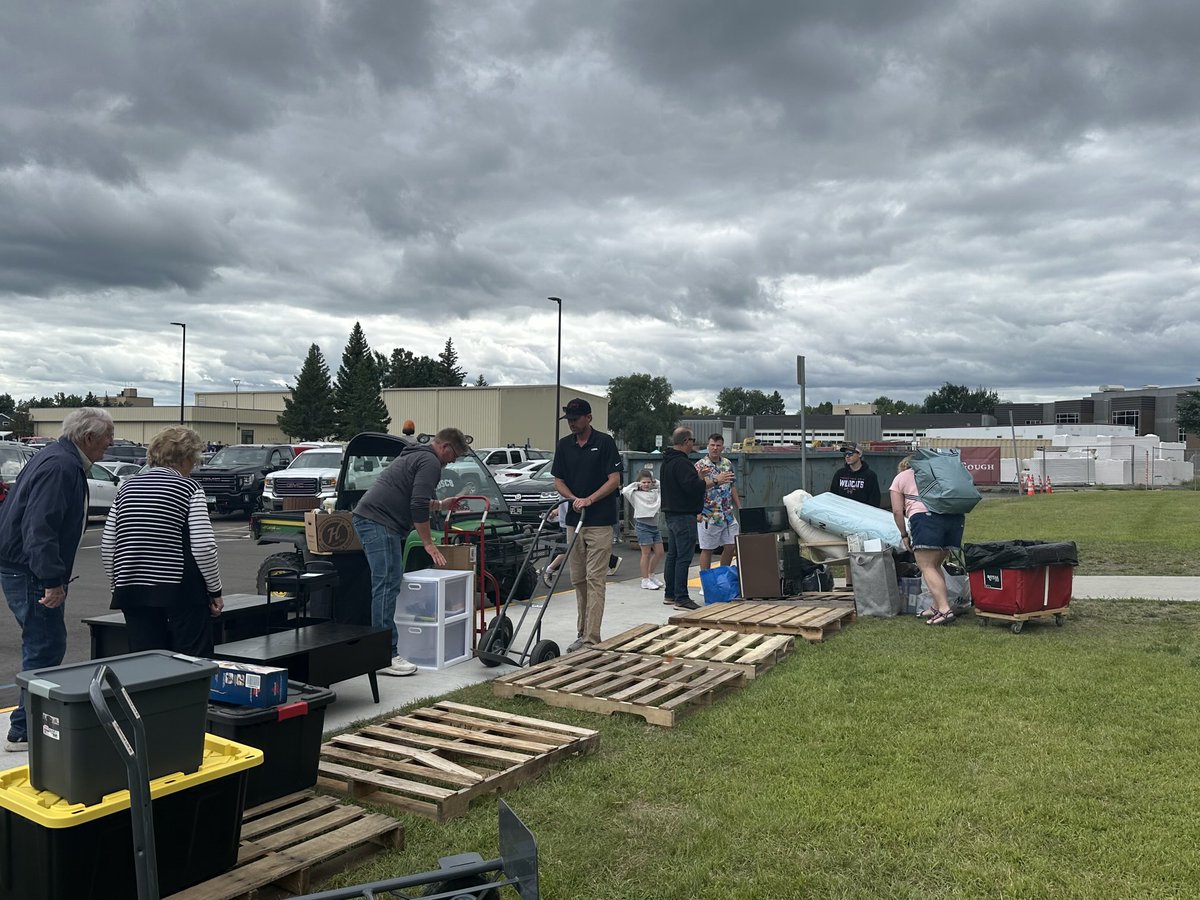 🙌🏼 Move-in weekend ⁦<a href="/ndscswildcats/">NDSCS</a>⁩! Thank you faculty &amp; staff for helping move-in our new students! Love the energy on-campus! #Welcome2NDSCS
