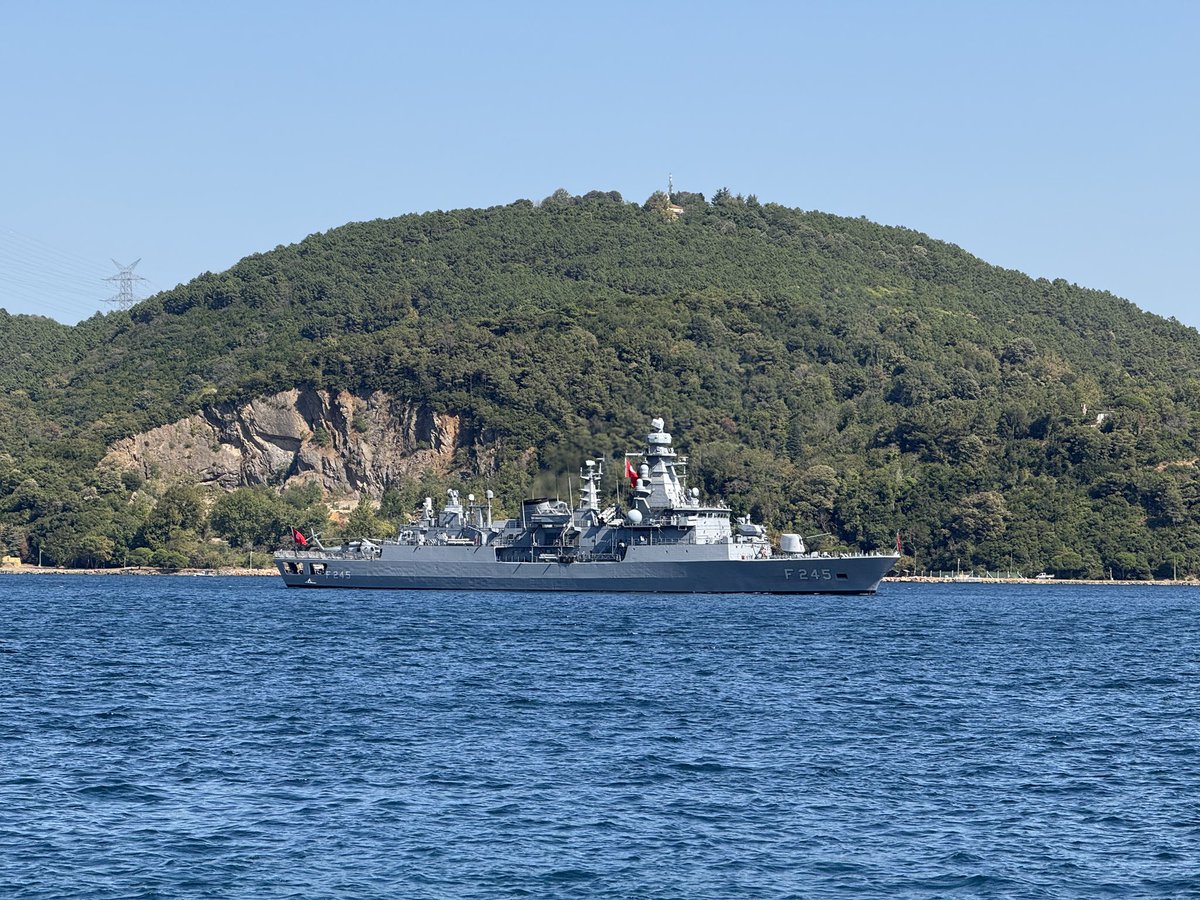 Teknofest Mavi Vatan Boğaz Geçişi’ni Sarıyer’den coşkuyla selamladık.

Milli gururumuz TCG Anadolu başta olmak üzere Deniz Kuvvetlerimize ait gemilerimizi boğaz geçişinde selamlarken, Mavi Vatan’da bizi güçlü kılan donanmamızla bir kez daha gurur duyduk. 🇹🇷⚓