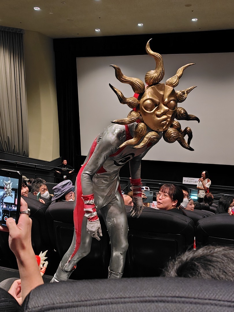 misonokatuo's tweet photo. センチュリーシネマへ大長編「タローマン」を見に行ってきました。作品の感想としてはズバリ「なんだこれは」というものでしたが。その後の舞台挨拶でトークをする監督にかまうことなく、客席を徘徊し続けていらんことしまくる制御不能っぷり(笑) 生で見られたことに感動!! #タローマン #芸術は爆発だ https://t.co/EvGjL4dGy0
